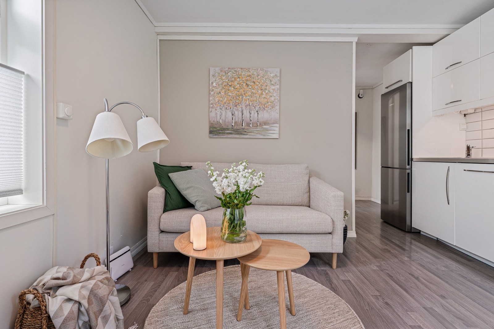 Kontrastveggen er nylig malt i fargen soothing beige. Ellers hvitmalte overflater Galleribilde