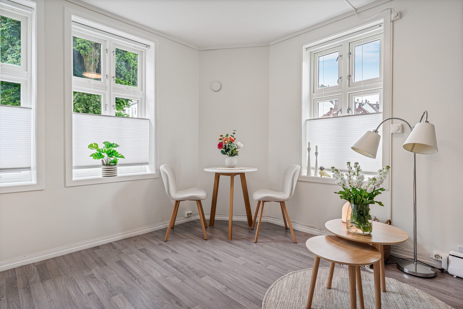 Hyggelig stue med flotte vinduer Galleribilde