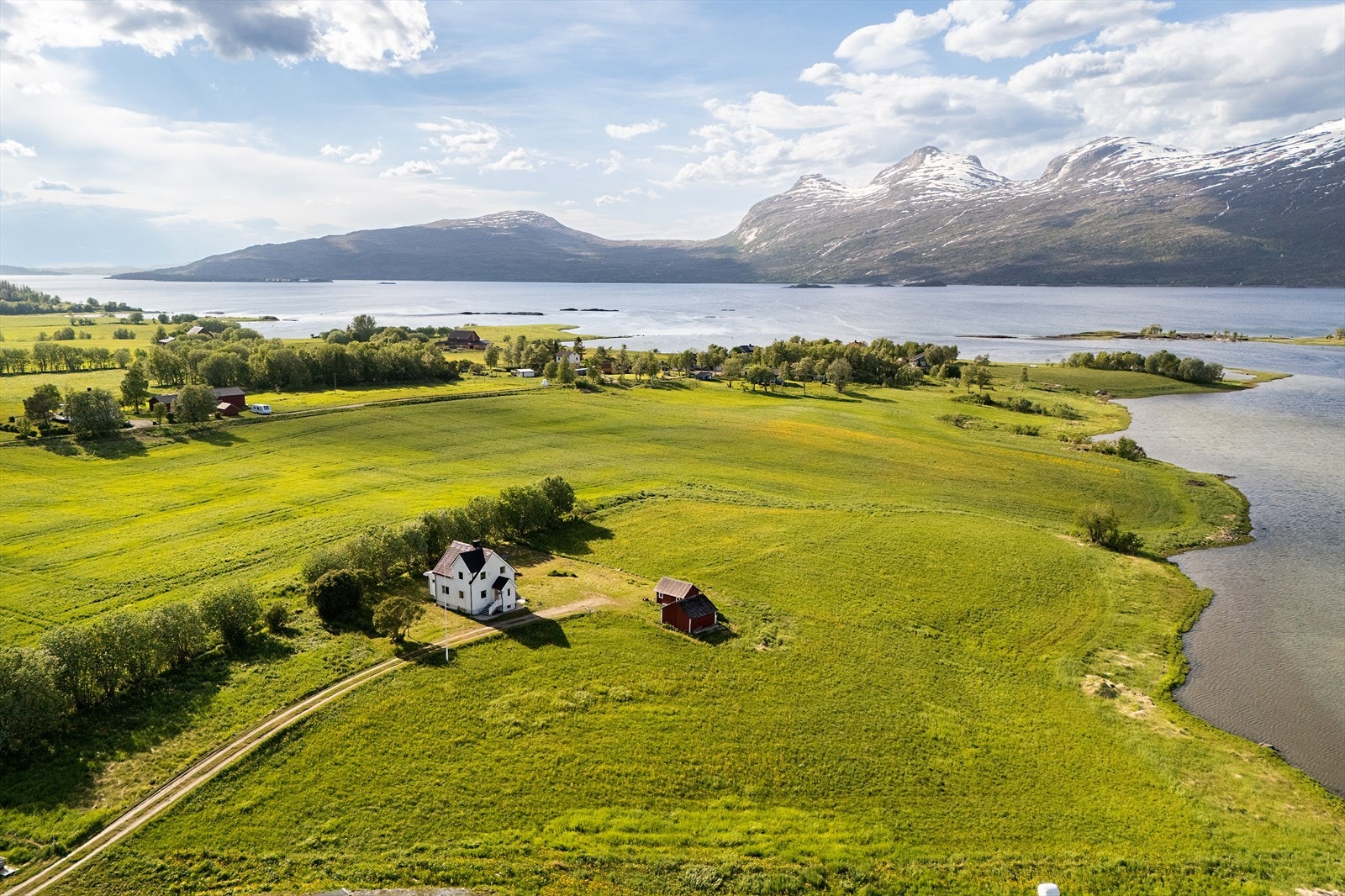 Velkommen til Trivselsveien 193. Enebolig med 14,6 mål tomt i landlige og naturskjønne omgivelser, ca. 90 meter fra fjorden. Galleribilde