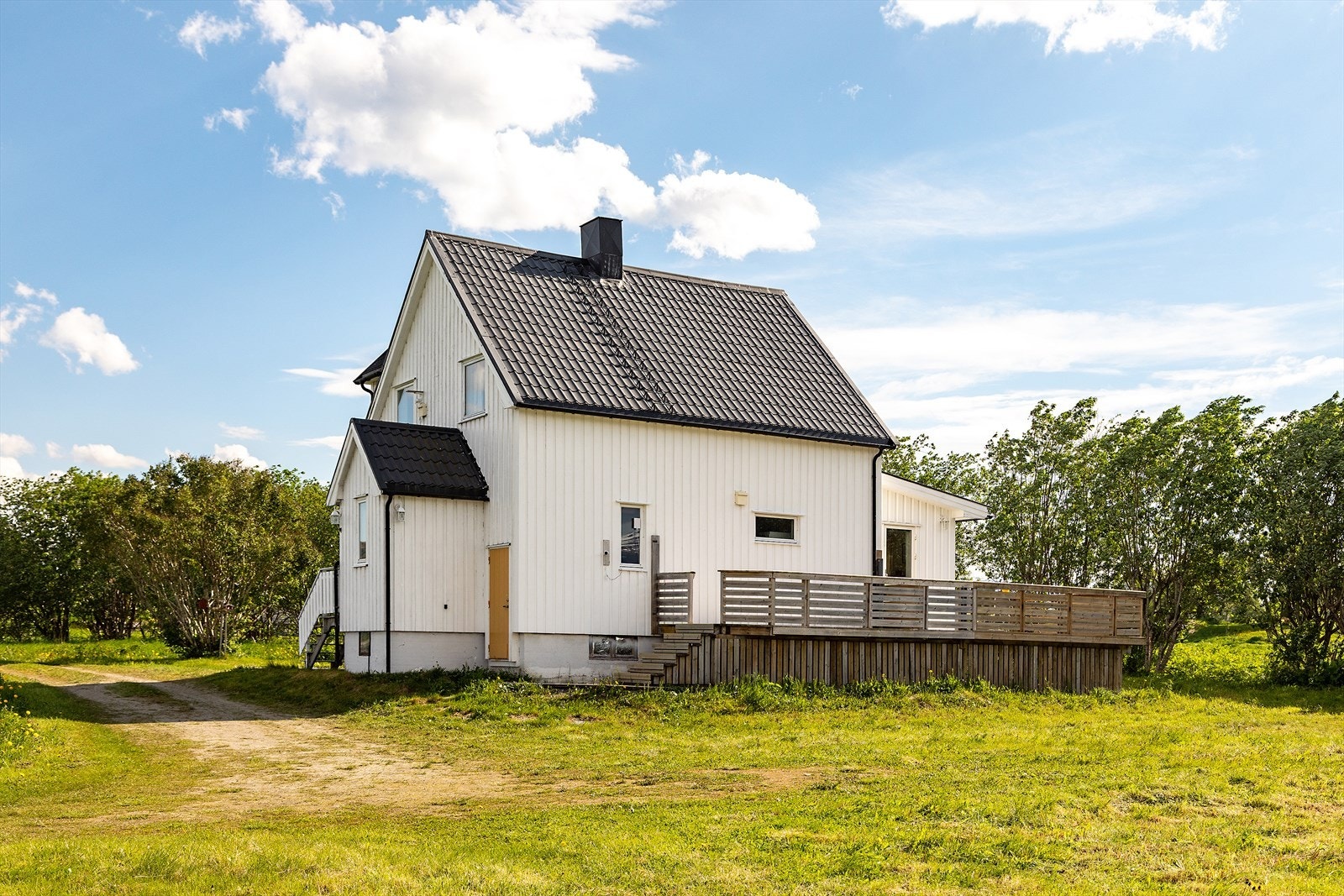 Stuetilbygg fra 2012. Taktekkingen er av stålsplater. Takstmann opplyser at takplatene trolig er fra 2012 og byttet i forbindelse med tilbygget. Galleribilde