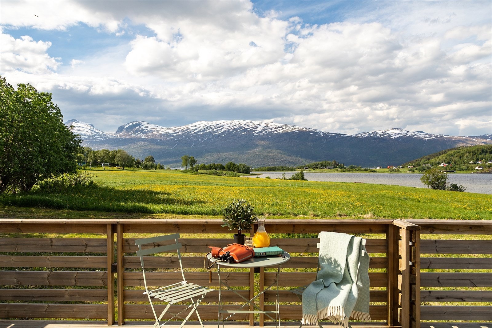 Terrasse på 25 m² med utgang fra stue og med trapp til uteområdet Galleribilde