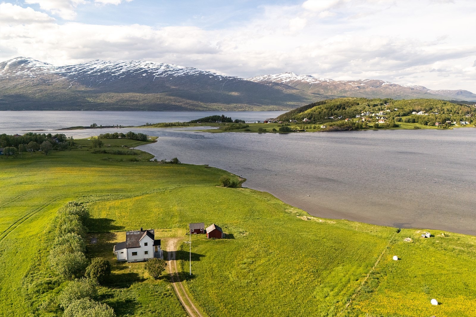 Fra eiendommen er det ca. 2,2 km til Straumsnes, hvor du finner blant annet dagligvarebutikk, treningssenter, legekontor og øvrige servicetilbud. Skole og barnehage ligger like ca 1,5 km unna. Ca. 2,5 km til Valnesfjord stasjon. Ca. 42 km til Bodø. Galleribilde