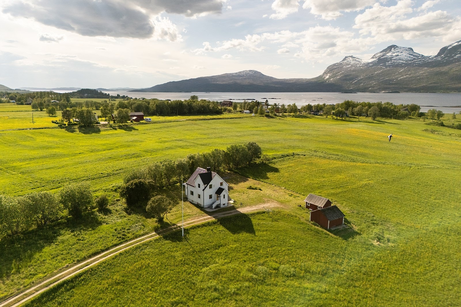 Åpen og luftig beliggenhet med utsikt mot fjord og fjell Galleribilde