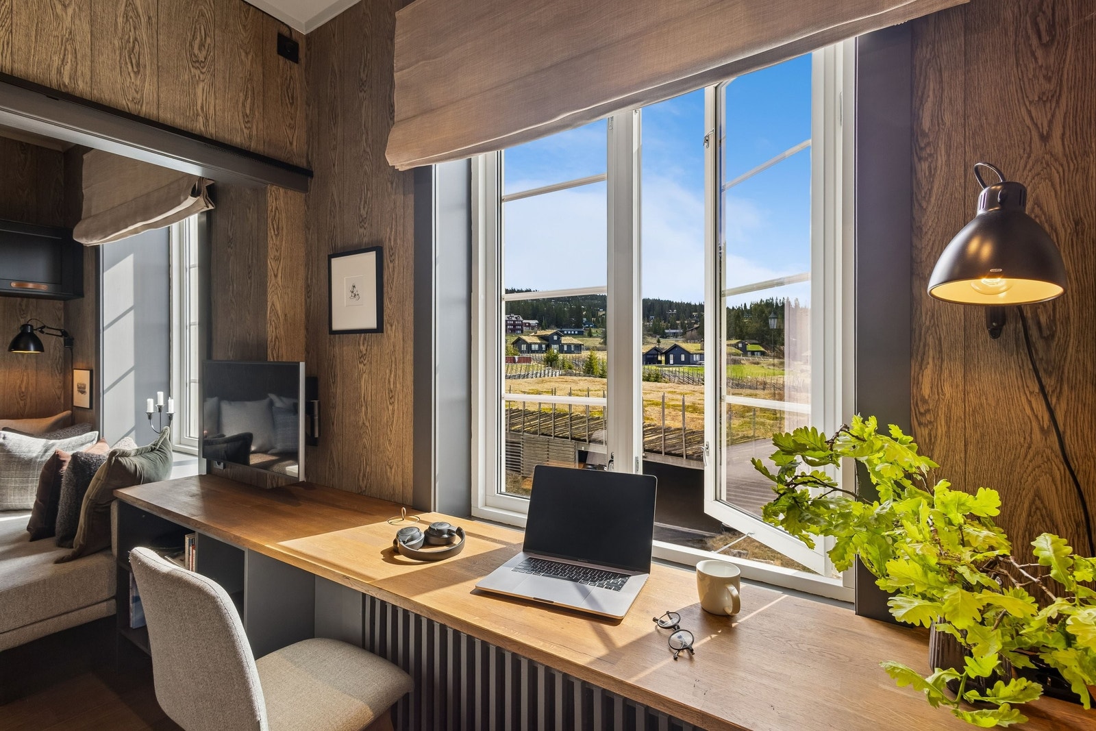 Spiseplass eller arbeidsbord med utsikt Galleribilde