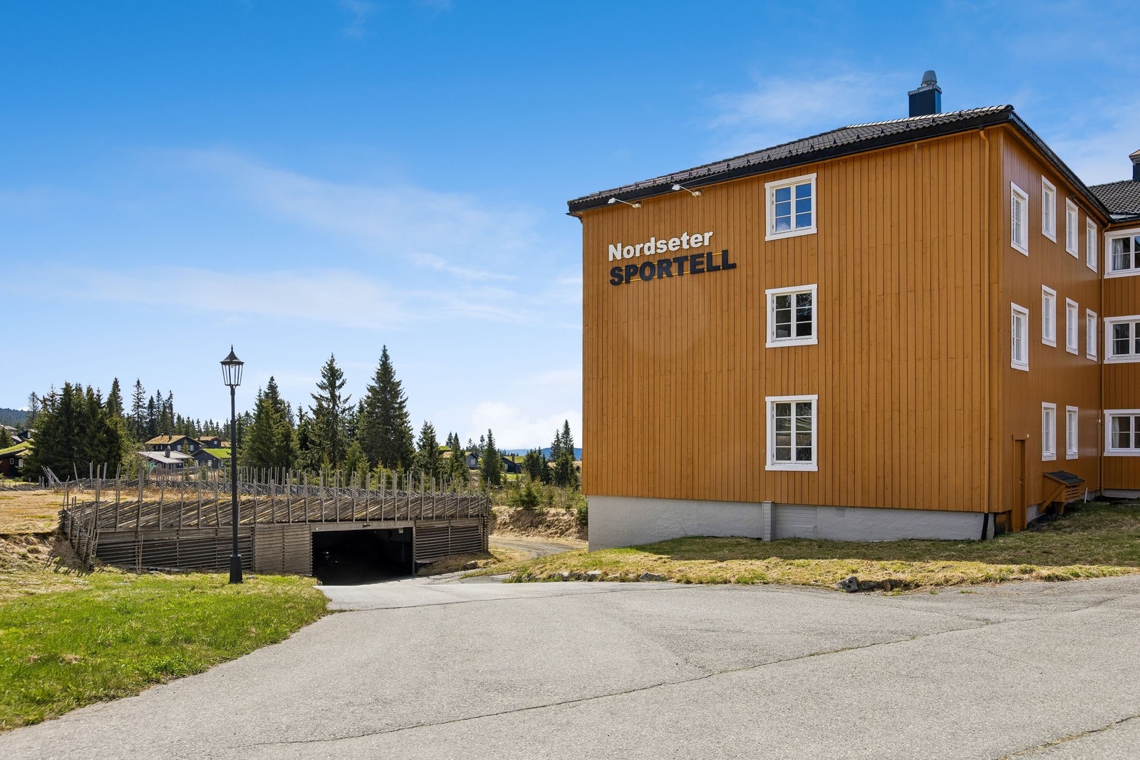 Nedkjøring til parkeringshus med elbilladere. Galleribilde
