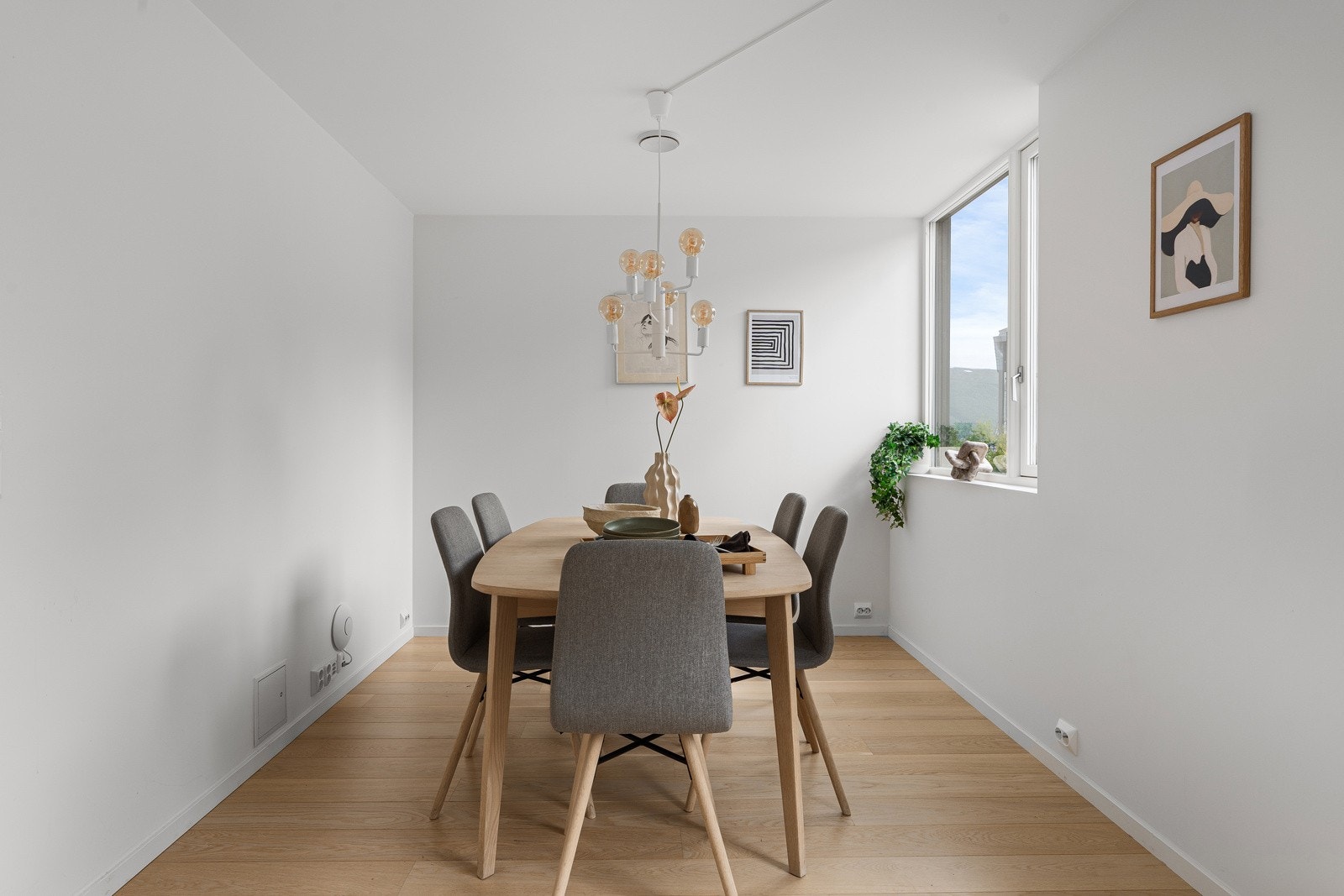 God plass til stor spisestue. Galleribilde