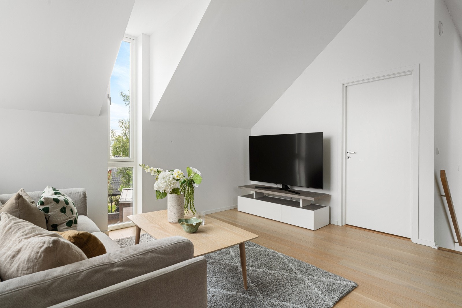 Alt er lagt til rette for et komfortabelt og moderne liv - både i materialvalg, planløsning og tekniske løsninger. Galleribilde