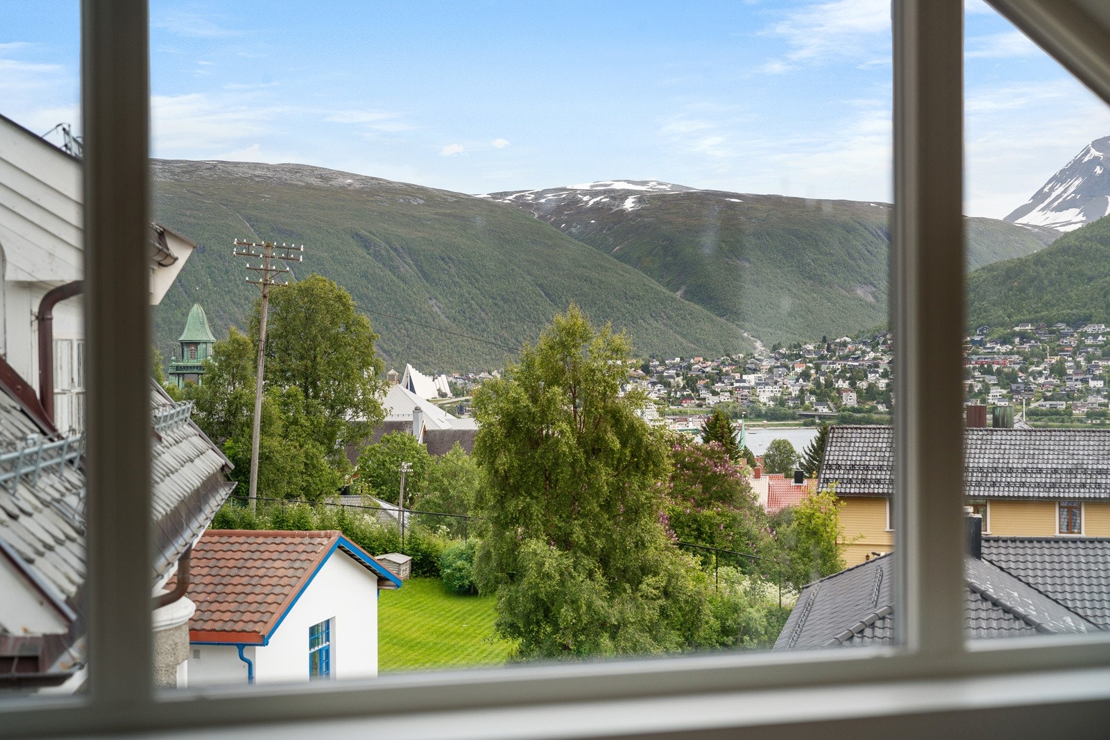 Fantastisk utsikt mot Tromsdalstinden, Fjellheisen og fastlandet. Galleribilde