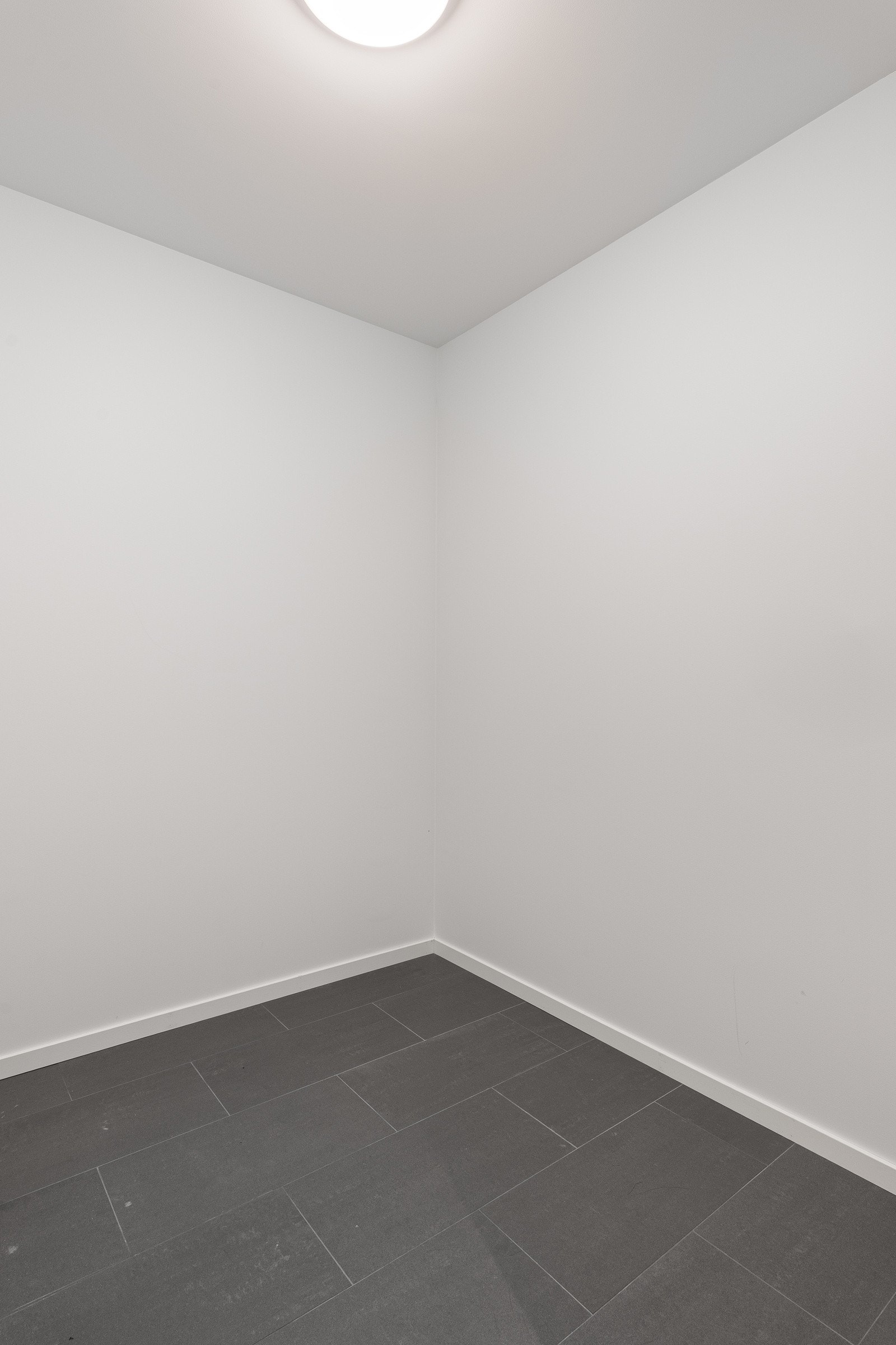 Det er innvendig bod rett ved entré. Her kan man montere klesoppheng til ytterklær. Galleribilde