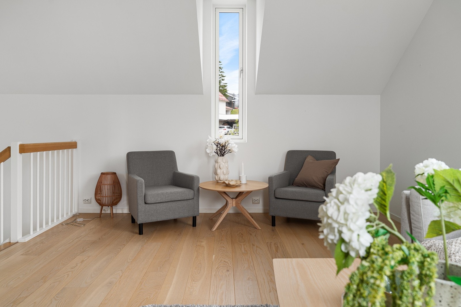 Stuen er delt opp i to soner, hvor du kan etablere lesekrok i enden av stuen. Galleribilde