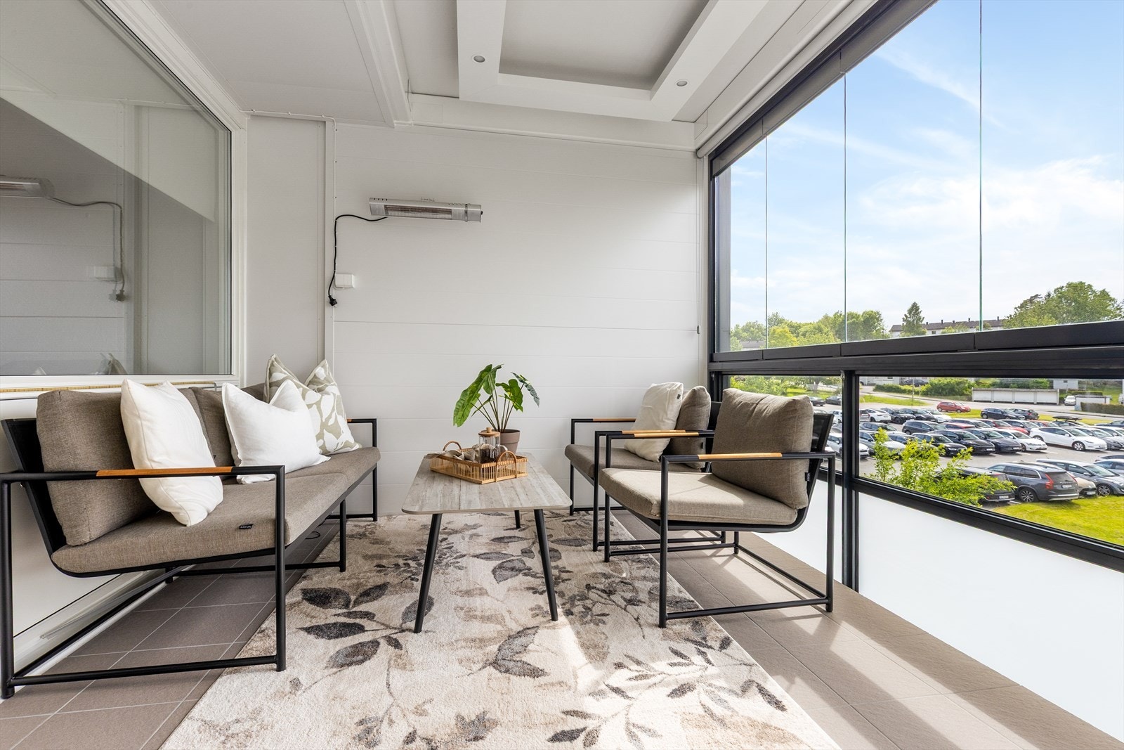 Innglassingen med skyvbare glassfelt gir en fleksibel bruk av uteplassen gjennom sesongene. Galleribilde