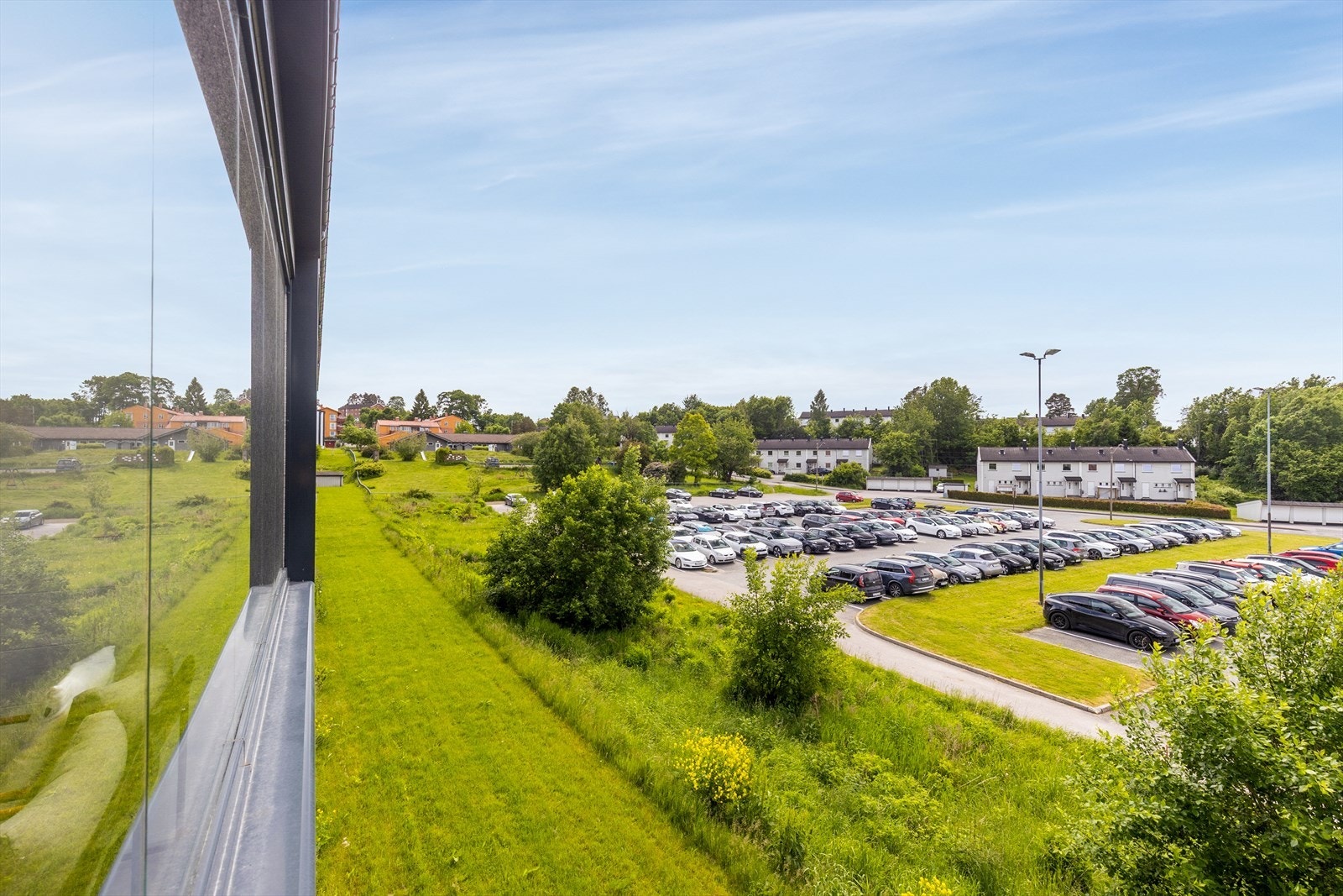 Fra leiligheten er det kun 3,5 km til Porsgrunn sentrum med butikker, restauranter og en hyggelig elvepromenade. Galleribilde