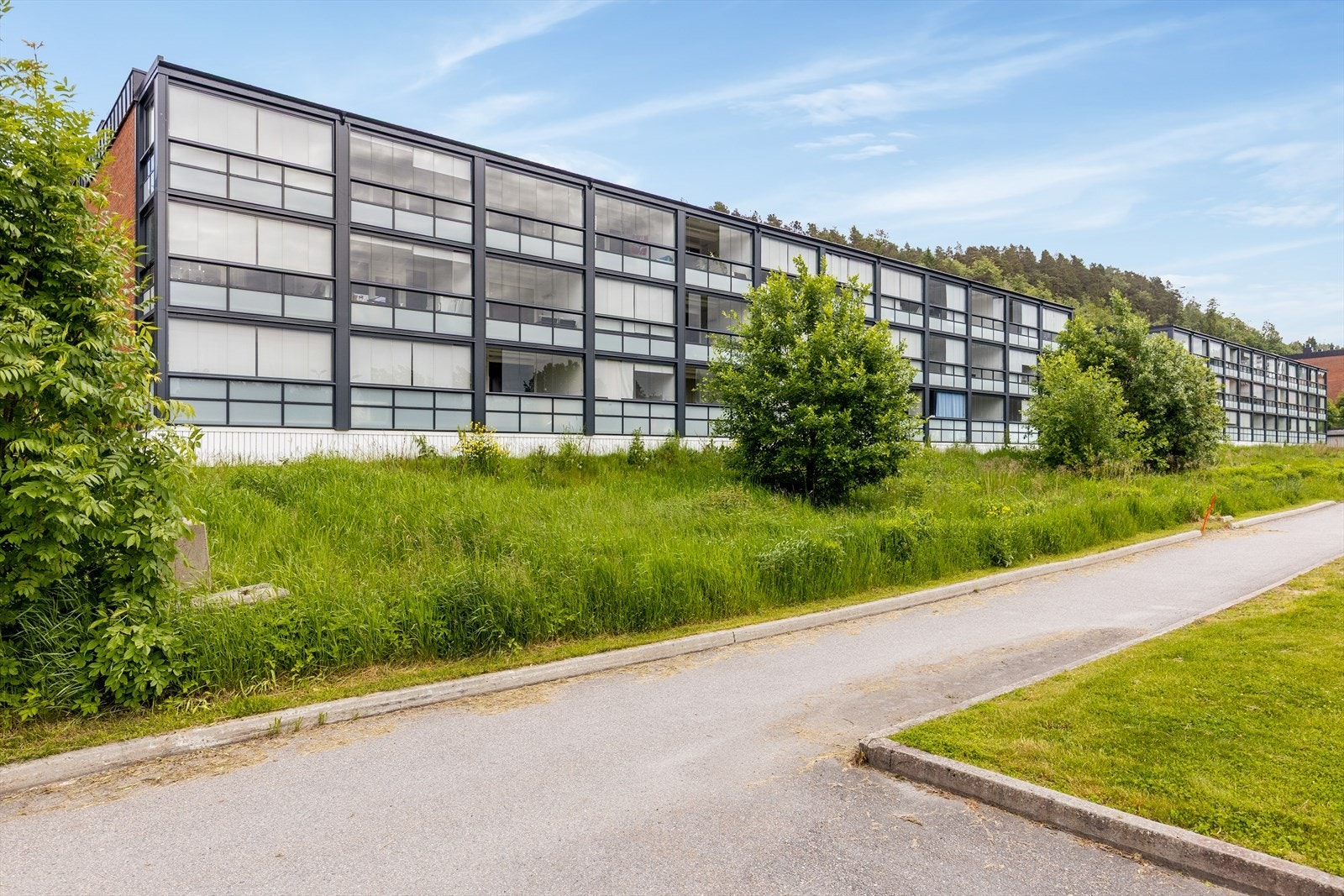 Borettslaget har gjennomført en betydelig oppgradering av fasadene med nye, innglassede balkonger. Galleribilde