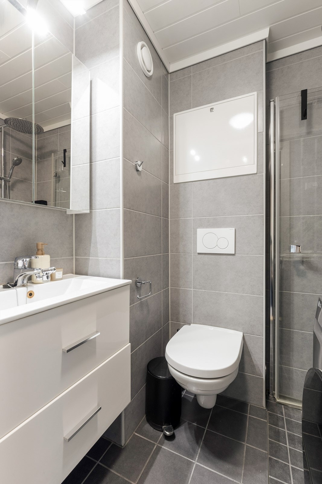 Badet ble oppgradert i regi av borettslaget i 2019 og har flislagt gulv med gulvvarme. Galleribilde