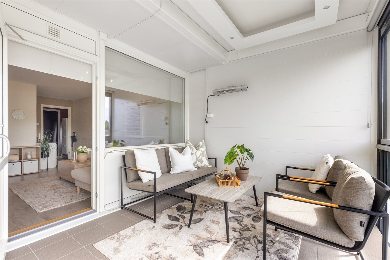 Balkongen er innredet med fliser på gulv og innfelte downlights i himlingen, og har god plass til en sittegruppe. Galleribilde