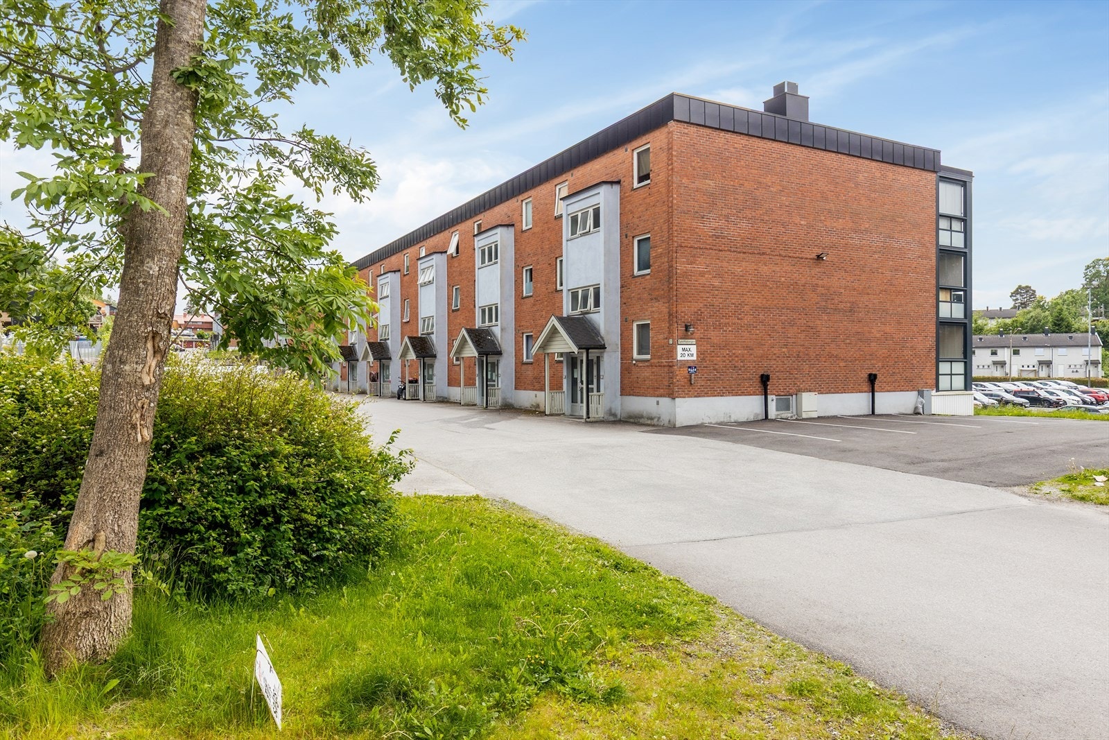 Leiligheten ligger i 2. etasje i en boligblokk fra 1964, som er en del av Skrukkerød I Borettslag. Galleribilde