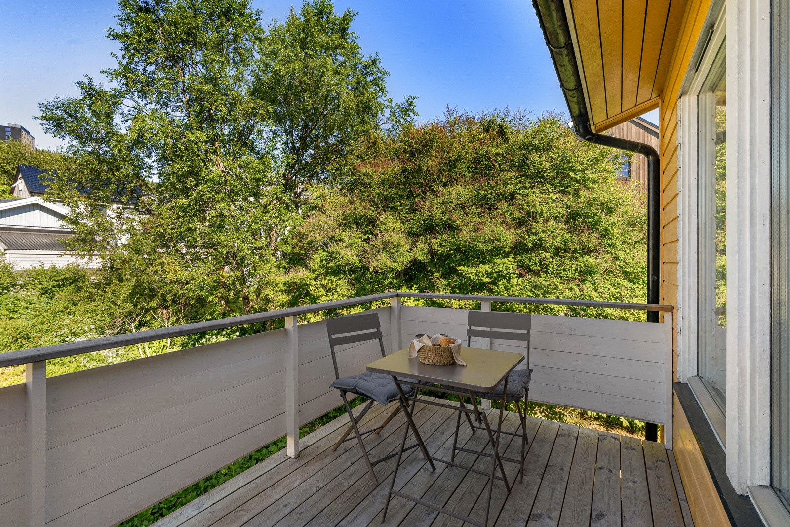 Verandaen har god plass til utemøbler og grill. Her kan sommerdagene nytes. Galleribilde