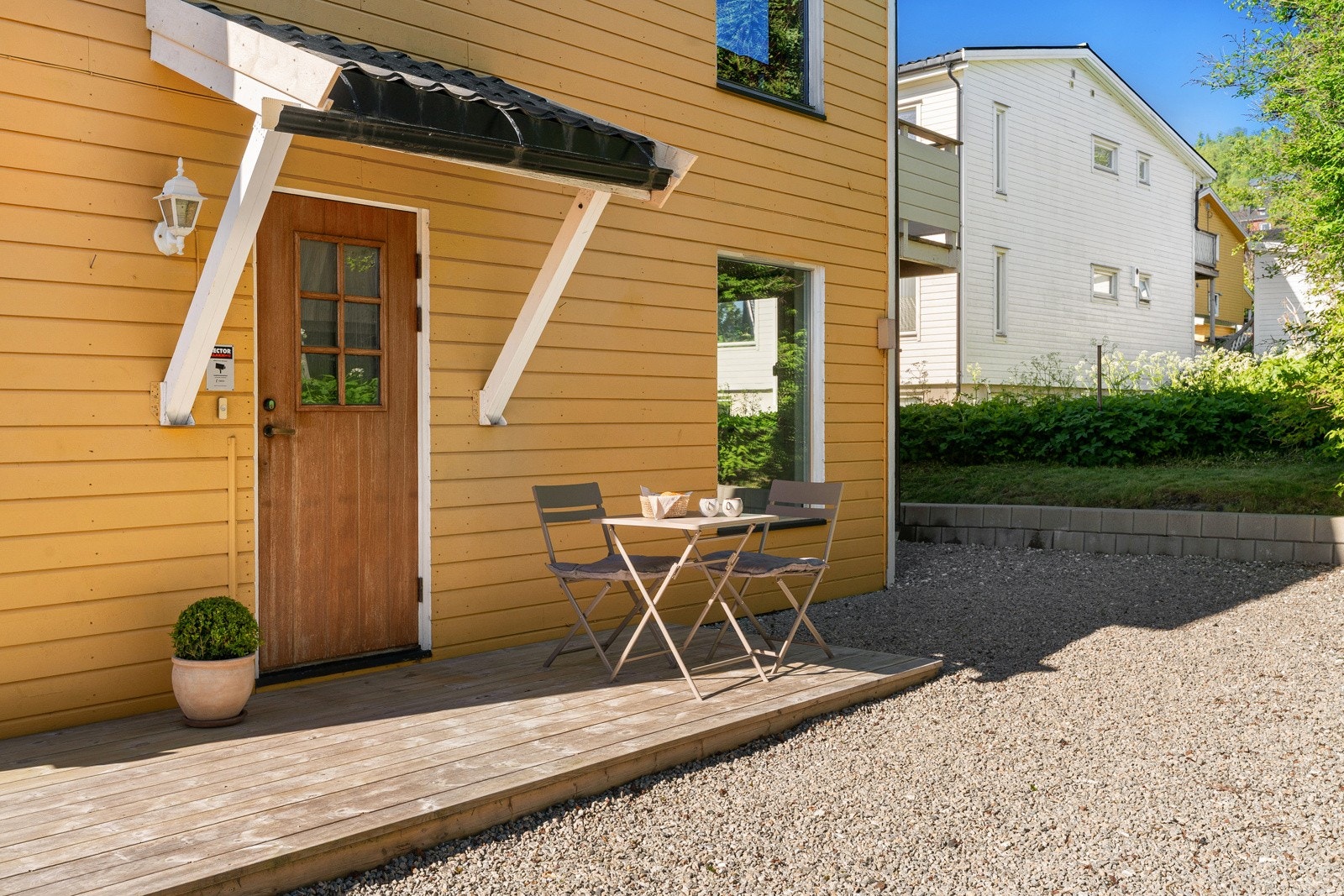 Hyggelig inngangsparti hvor du har plass til et lite cafebord. Galleribilde