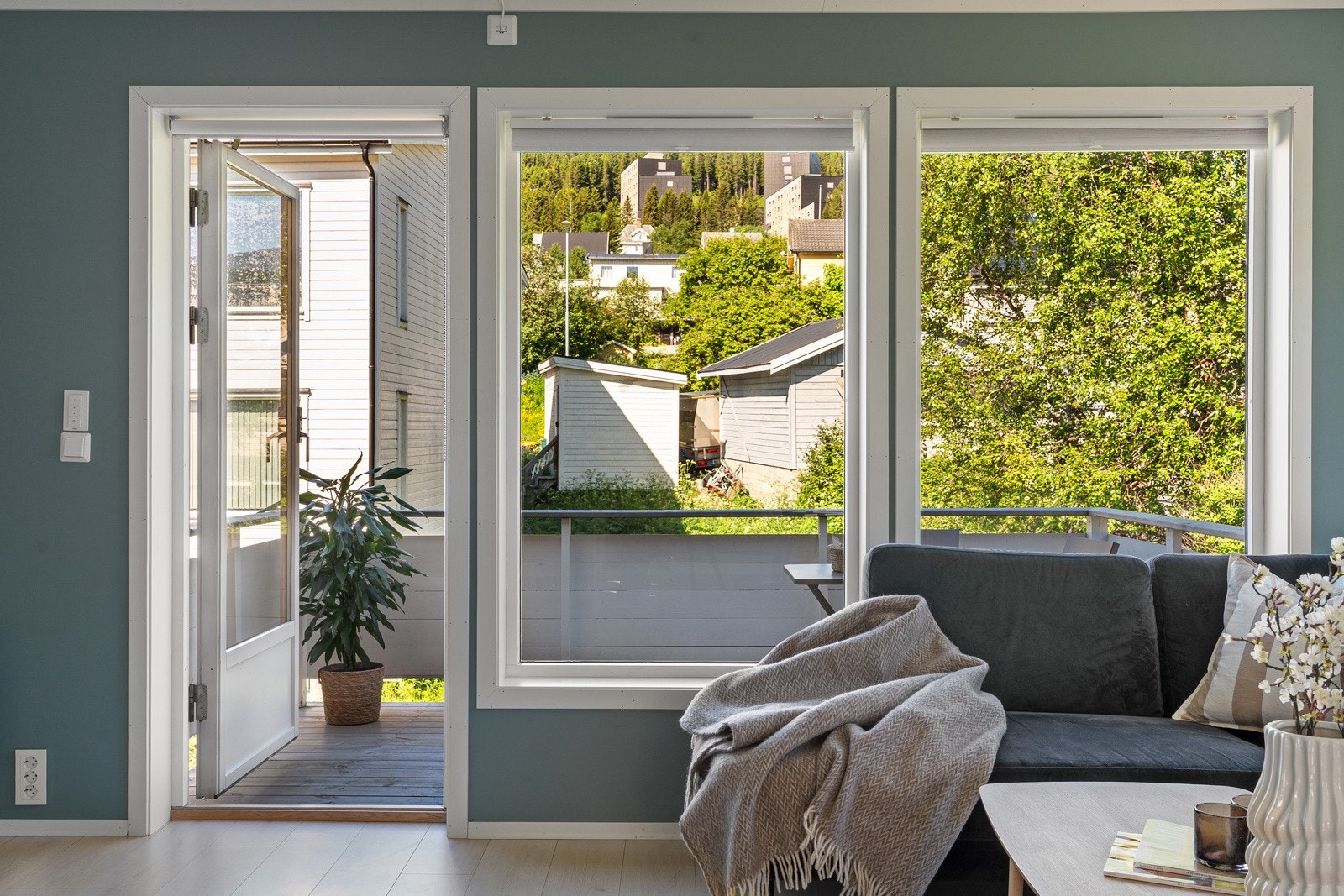 Fra stuen er det utgang til hyggelig veranda. Galleribilde