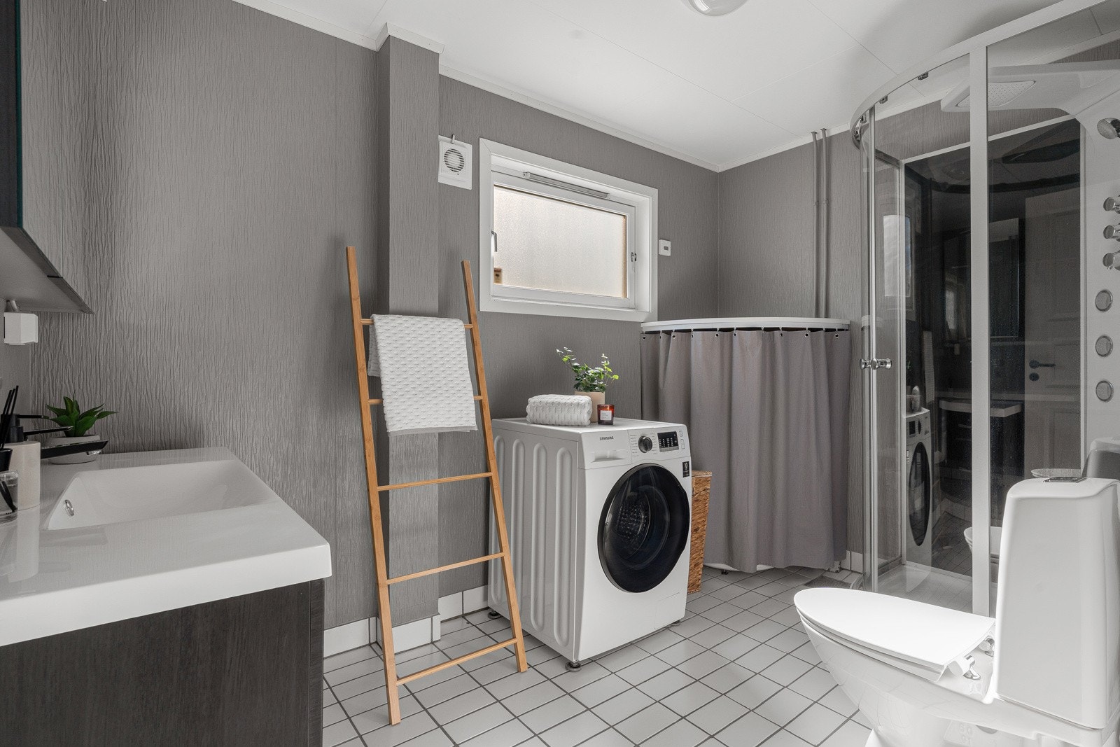 Dusjkabinett og opplegg for vaskemaskin. Galleribilde