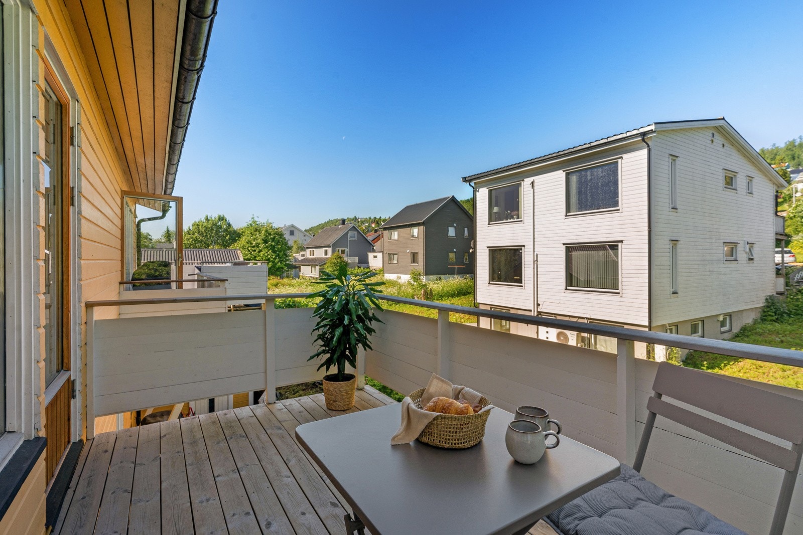 Utgang til hyggelig veranda. Galleribilde