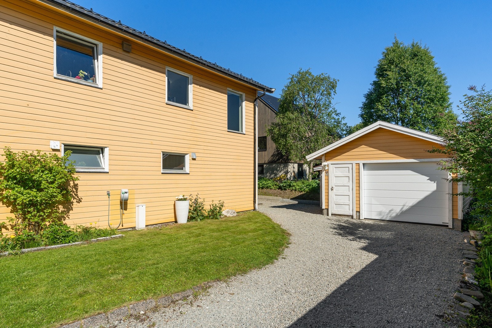 Gårdsplass og garasje. Galleribilde