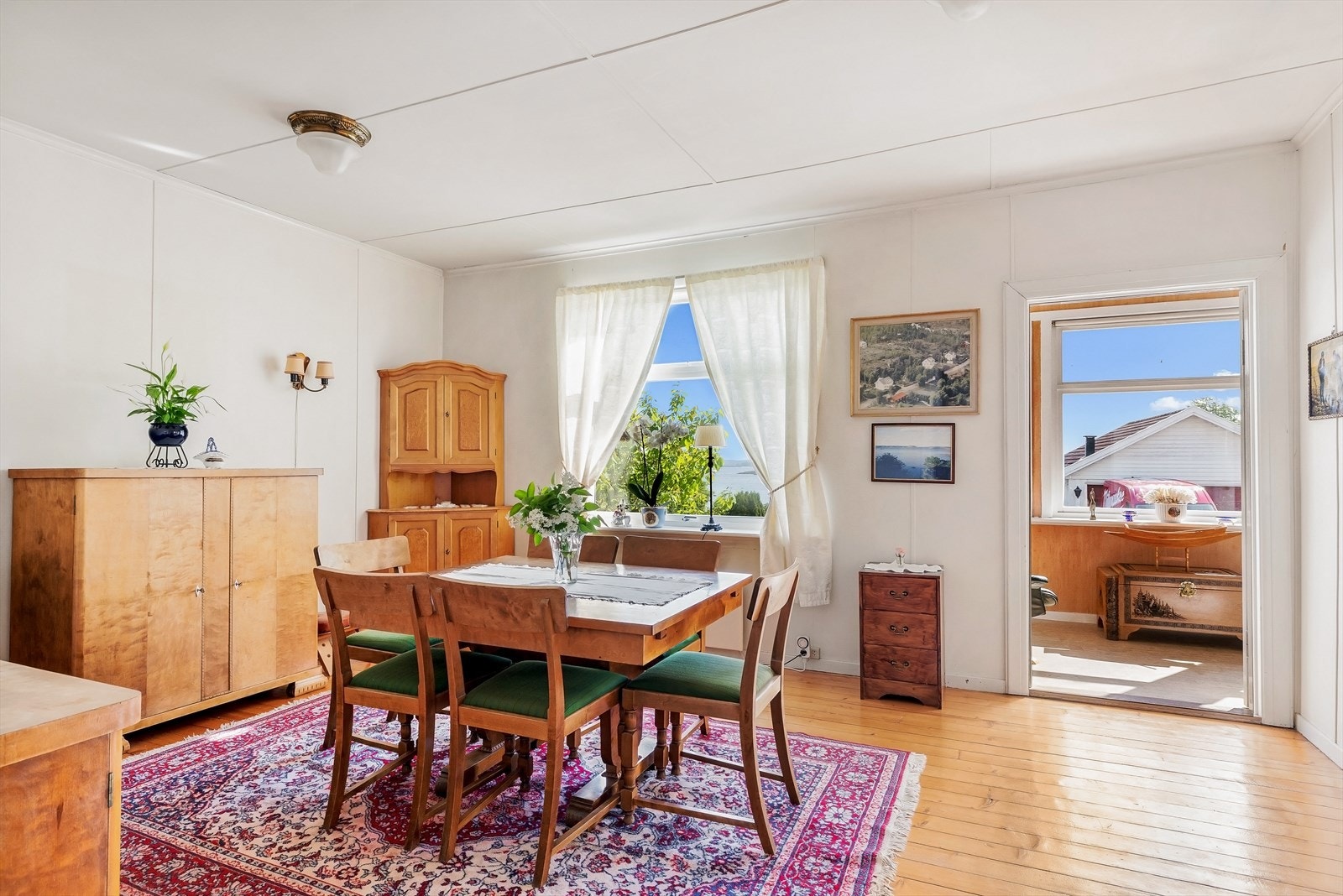 Fra stuene i første etasje er det utsikt mot sjøen. Galleribilde