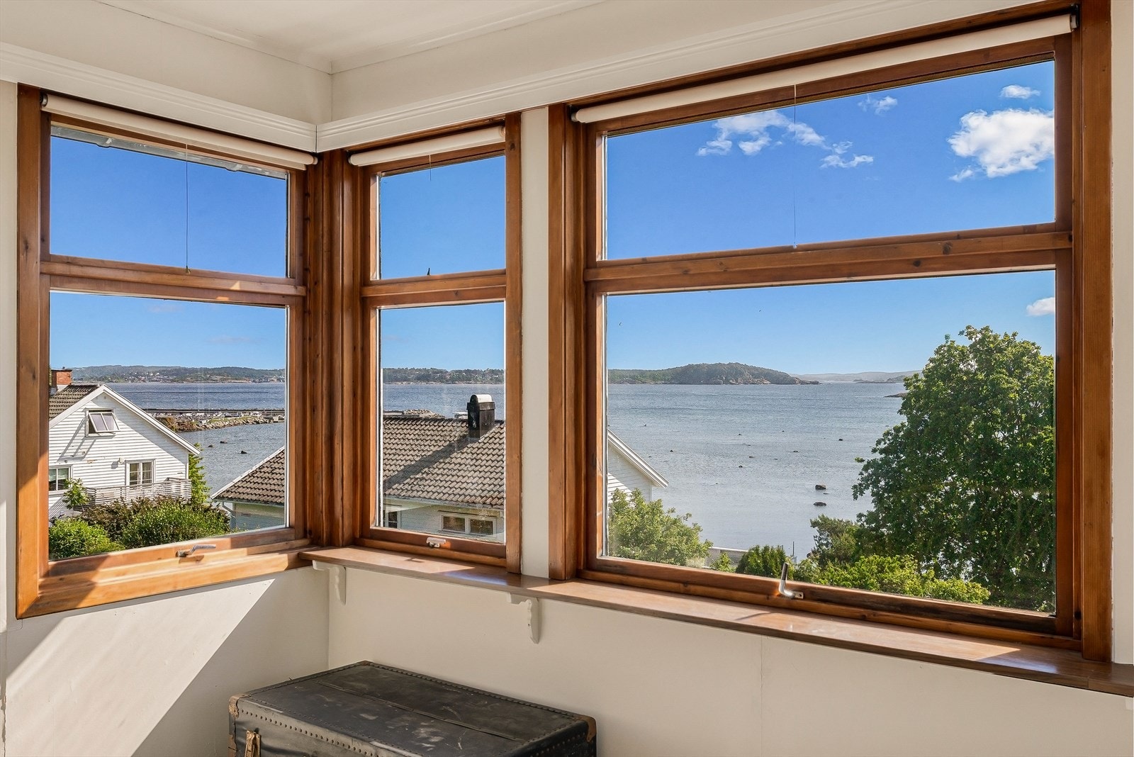 Utsikt over fjorden og det omkringliggende landskapet. Galleribilde