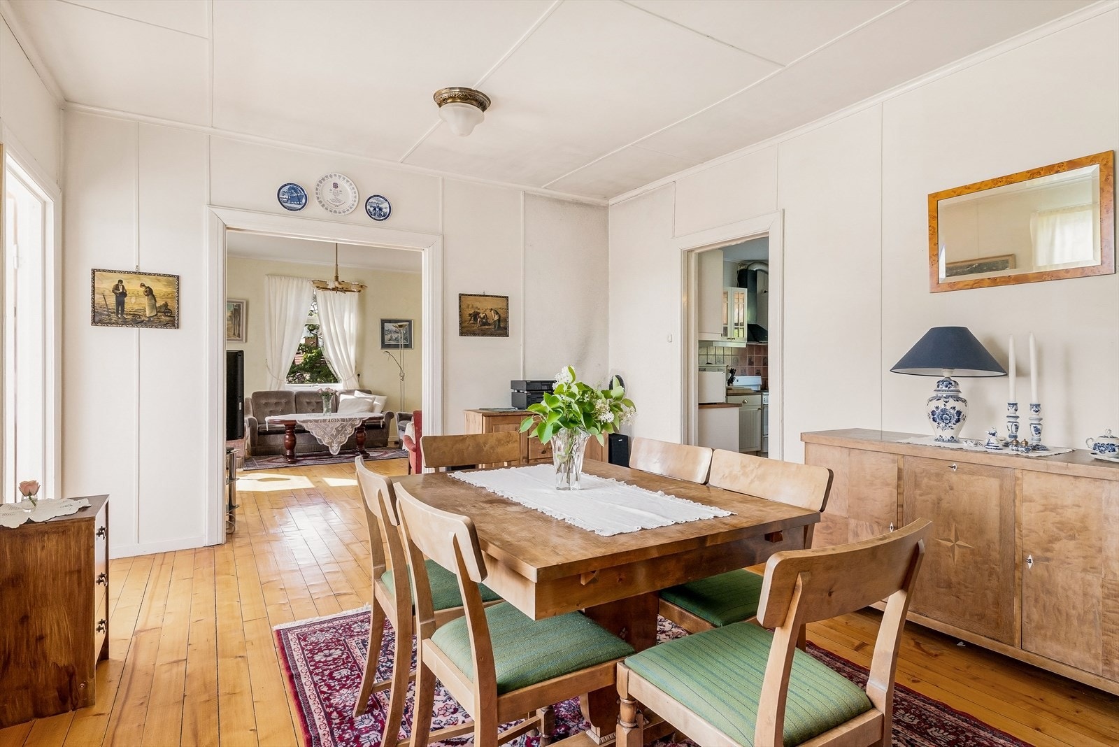 Spisestuen ligger i åpen forbindelse med stuen og har adkomst til kjøkkenet. Galleribilde