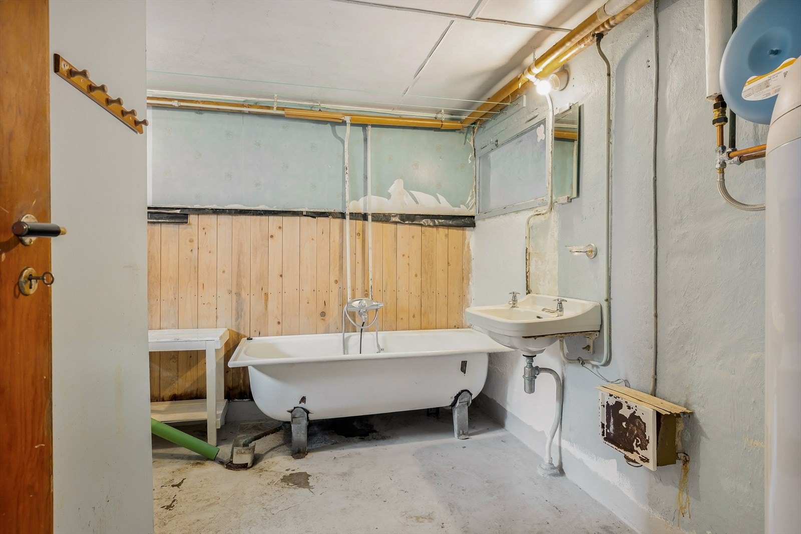 Kombinert bad og vaskerom i kjelleren med badekar og opplegg for vaskemaskin. Våtommene må renoveres. Varmtvannstanken fra 2022 er plassert her. Galleribilde