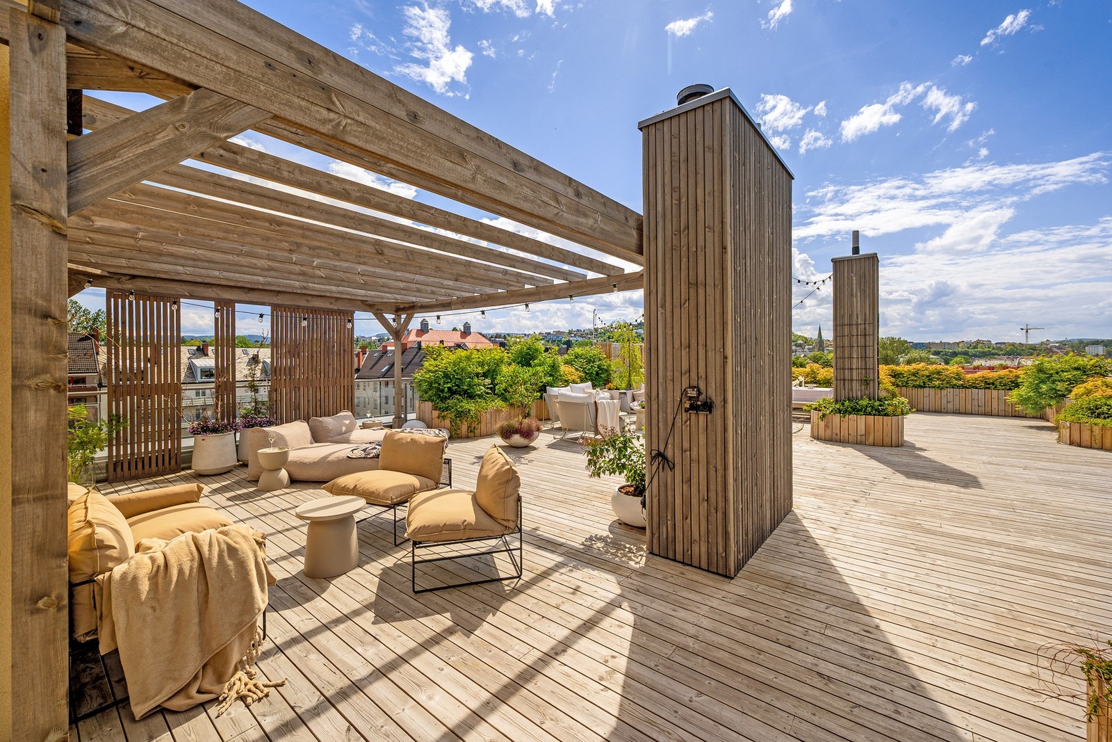 Fra kjøkkenet har man direkte utgang til fantastisk takterrasse. Galleribilde
