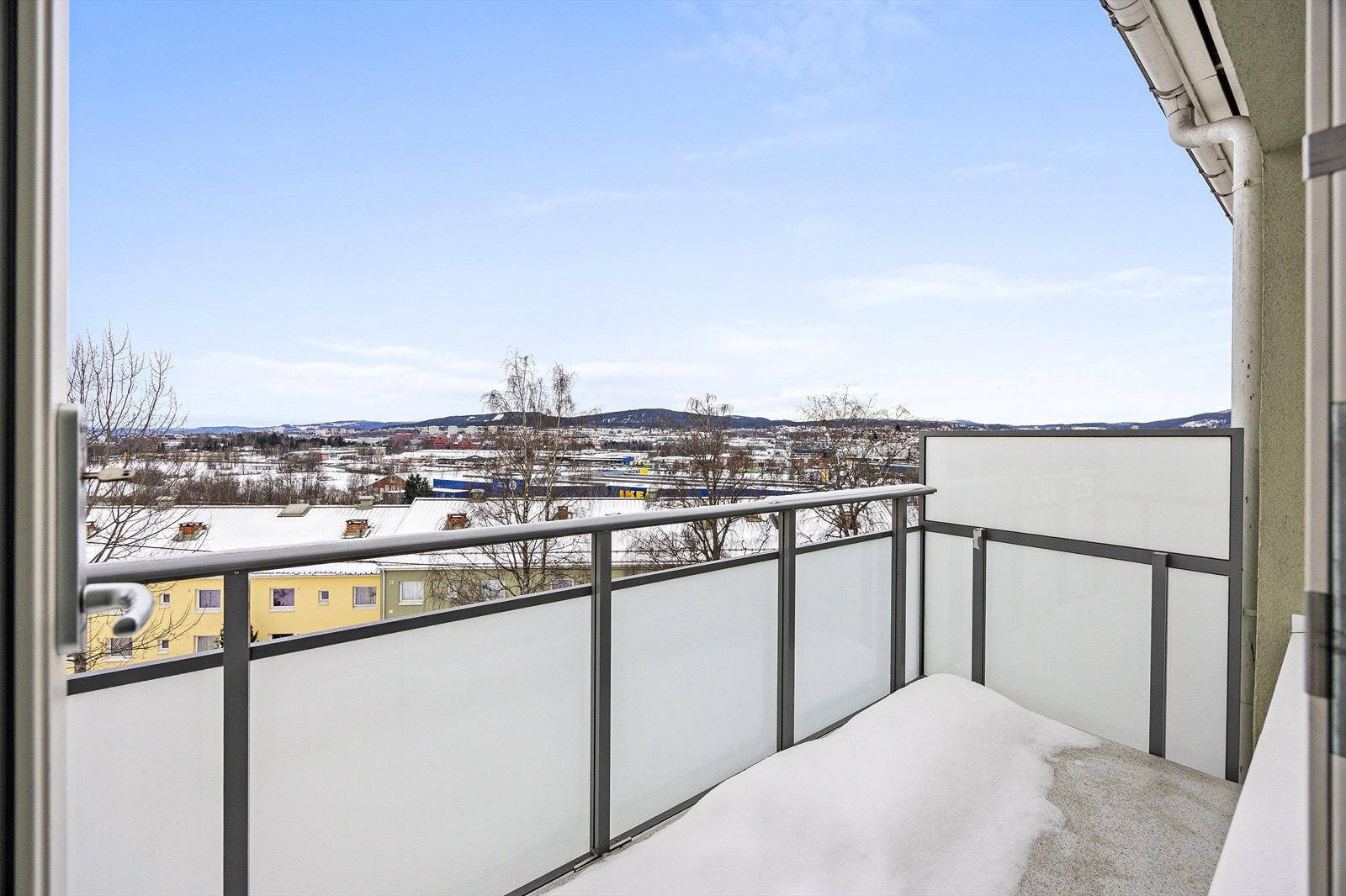 Balkongdøren og de store vindusflatene gir stuen rikelig med naturlig lys. Galleribilde