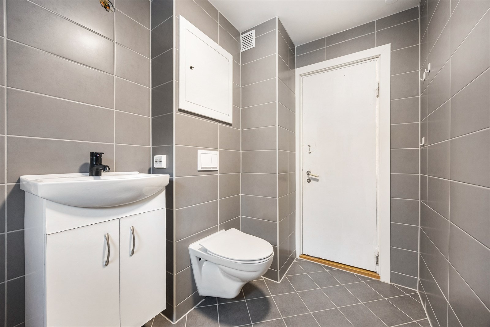 Badet har opplegg for vaskemaskin og et moderne rør-i-rør-system med fordelerskap. Galleribilde
