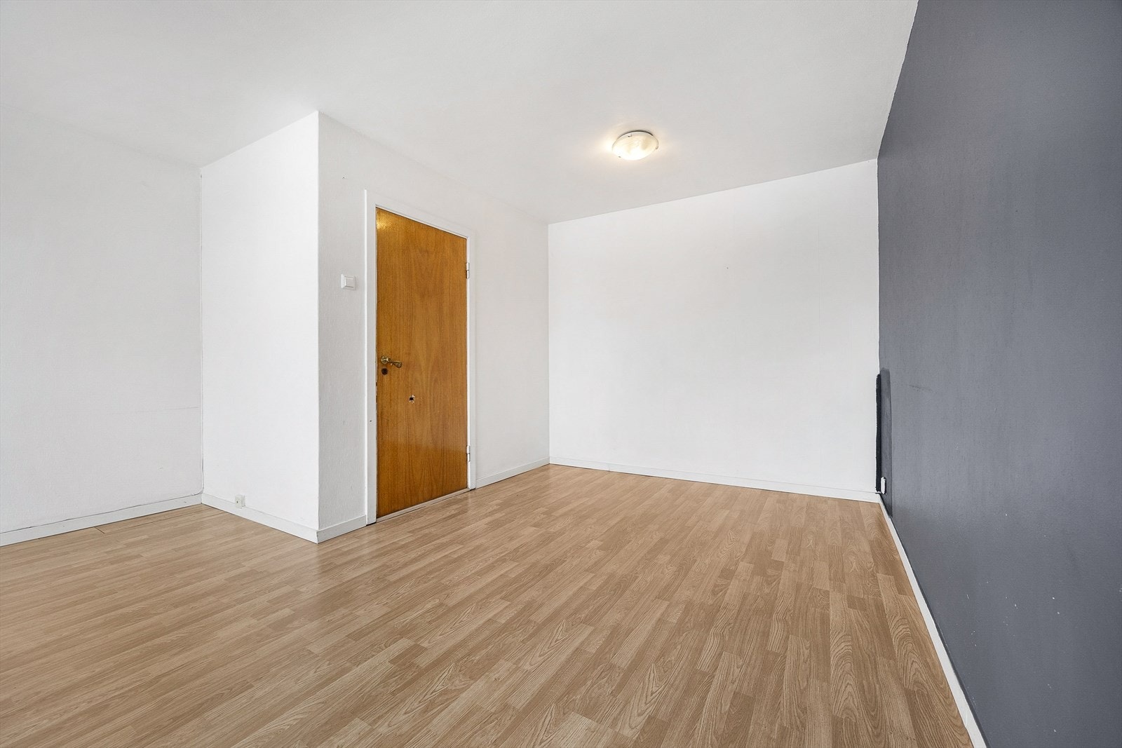Oppvarming av leiligheten skjer via radiatorer som er tilkoblet felles fjernvarmeanlegg. Galleribilde