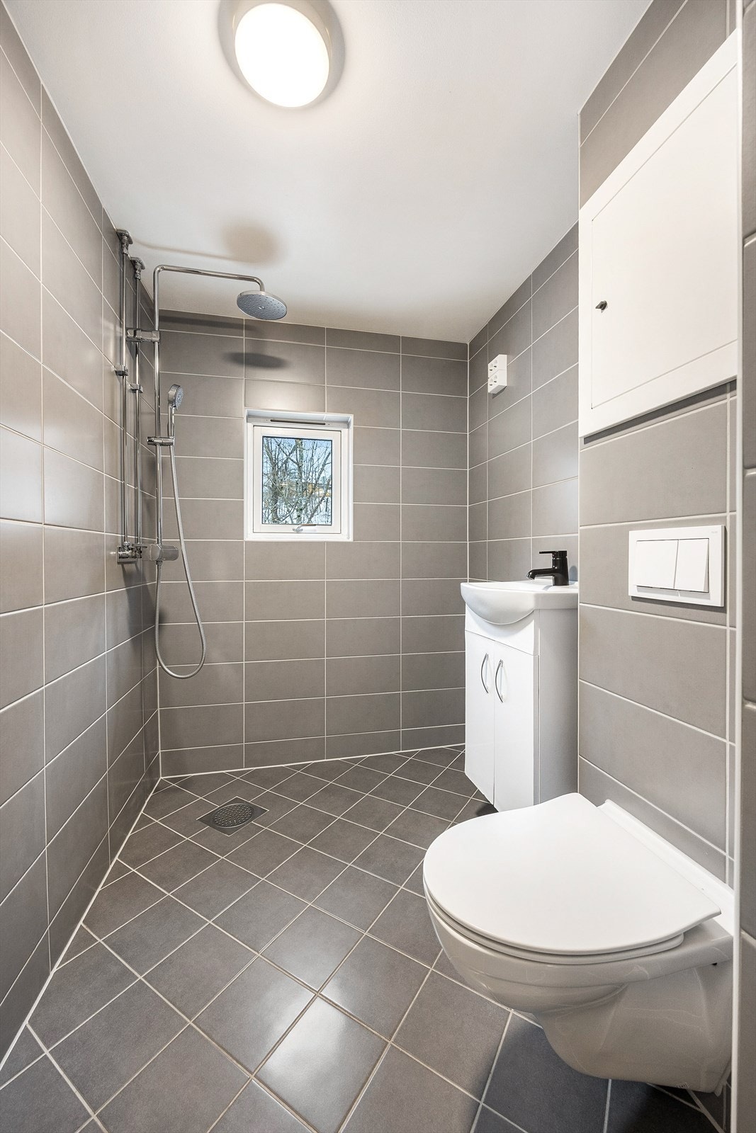 Her på badet er det flislagt gulv med varmekabler for økt komfort. Galleribilde