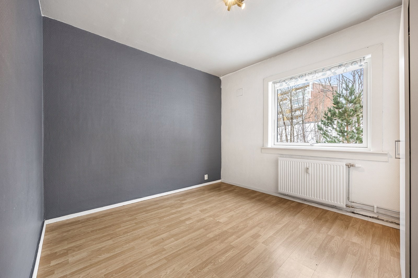 Det andre soverommet har adkomst fra stuen, med god plass til møblering. Galleribilde