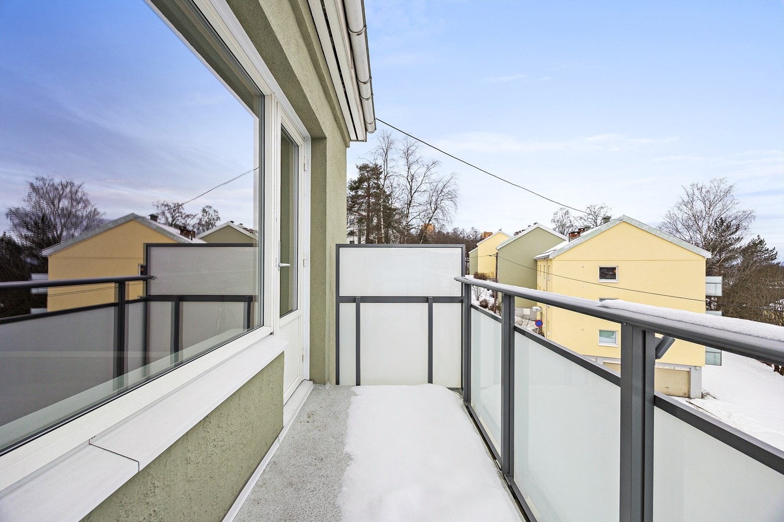Vinduer og balkongdør har isolerglass, montert i rammer og karmer av tre. Galleribilde