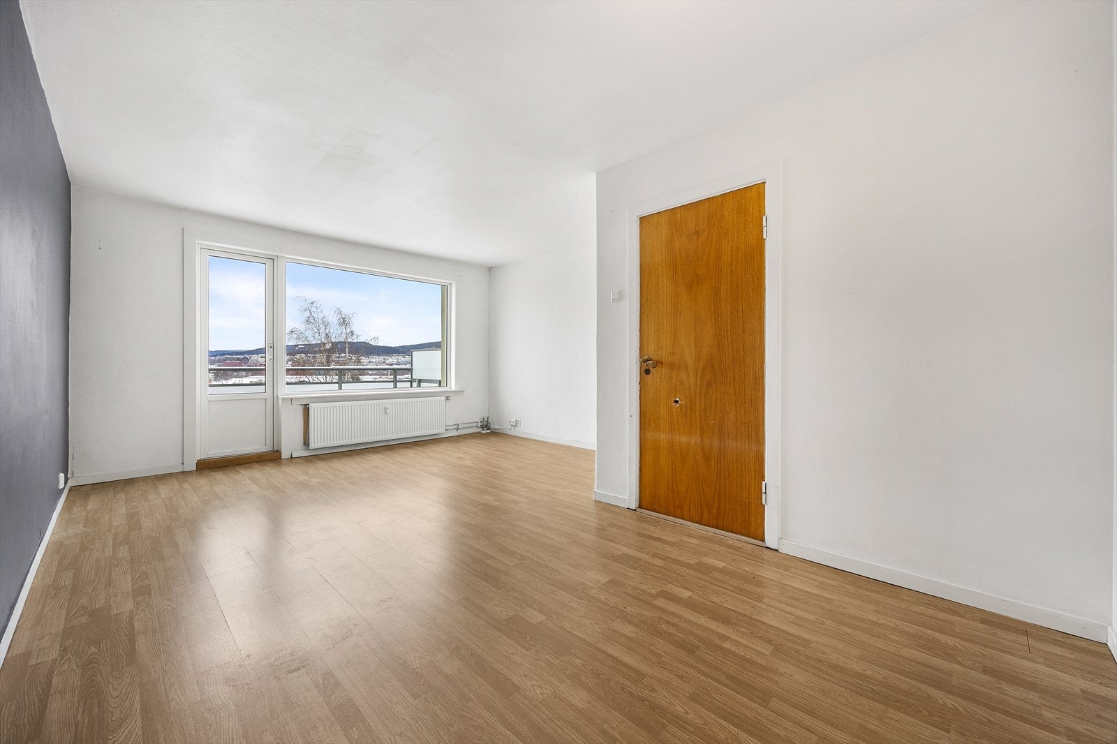 Fra stuen er det adkomst til både kjøkkenet og det ene av leilighetens to soverom. Galleribilde