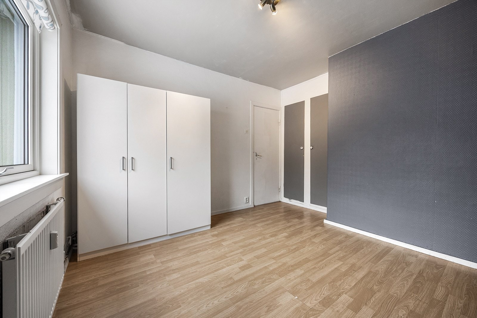Rommet er lyst og har god plass til både dobbeltseng og garderobeskap. Galleribilde