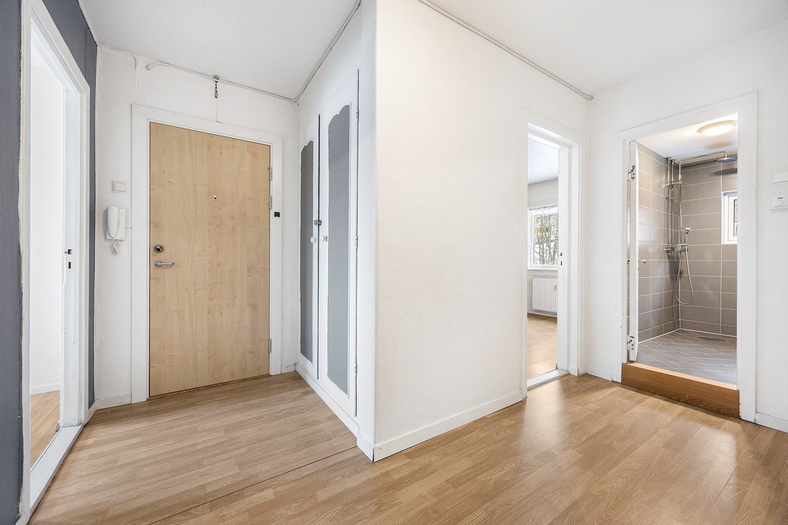 Entréen har innebygde skap som gir gode oppbevaringsmuligheter. Galleribilde