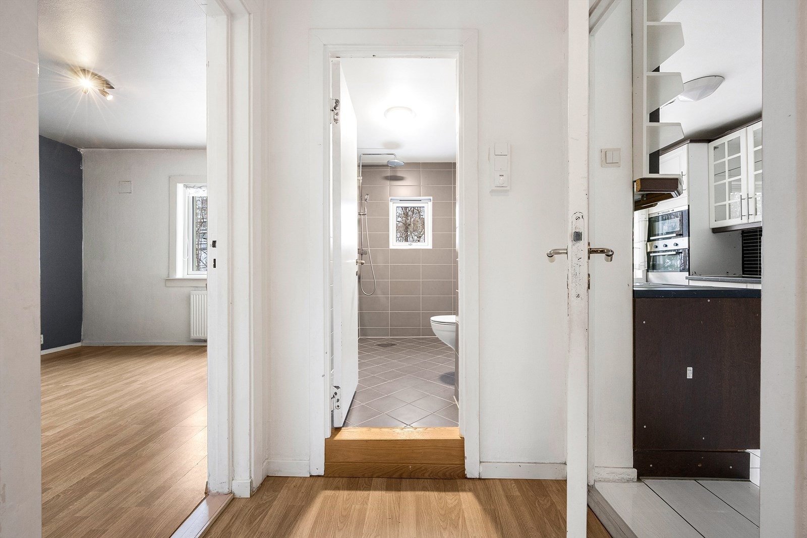 Entréen gir direkte tilgang til bad, stue og ett av soverommene. Galleribilde