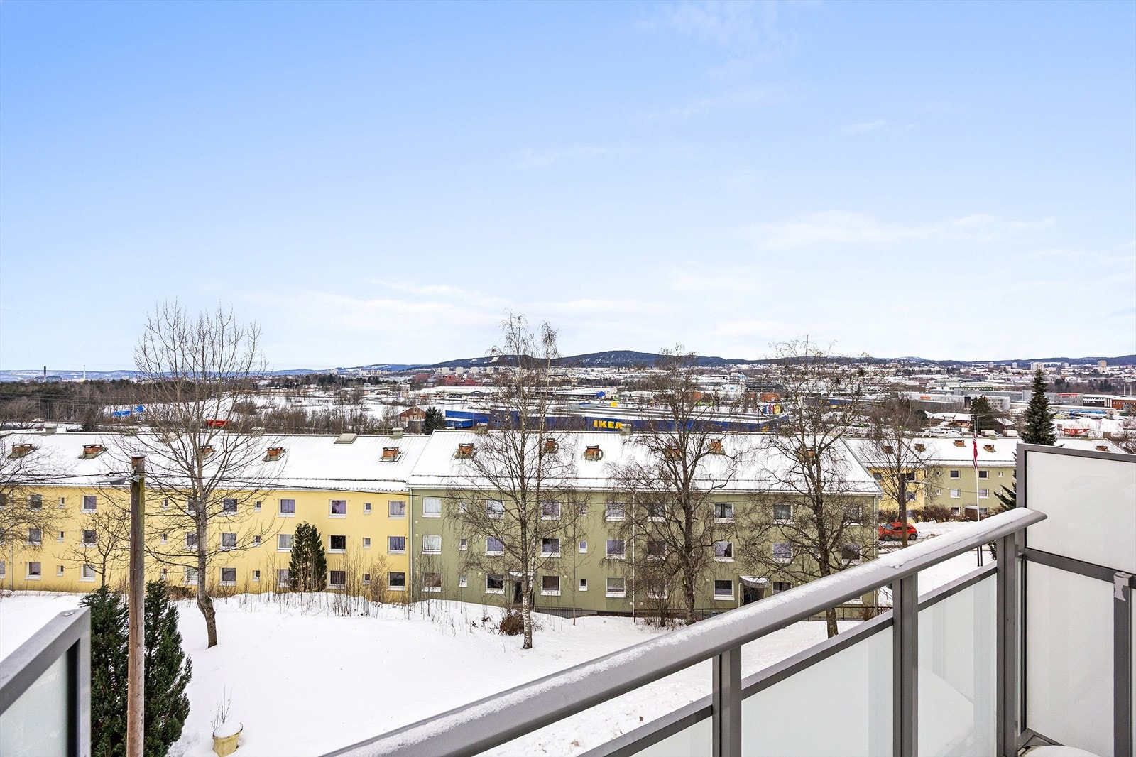 Området byr på et meget godt shoppingutvalg, med blant annet Alna Senter i nærheten. Galleribilde
