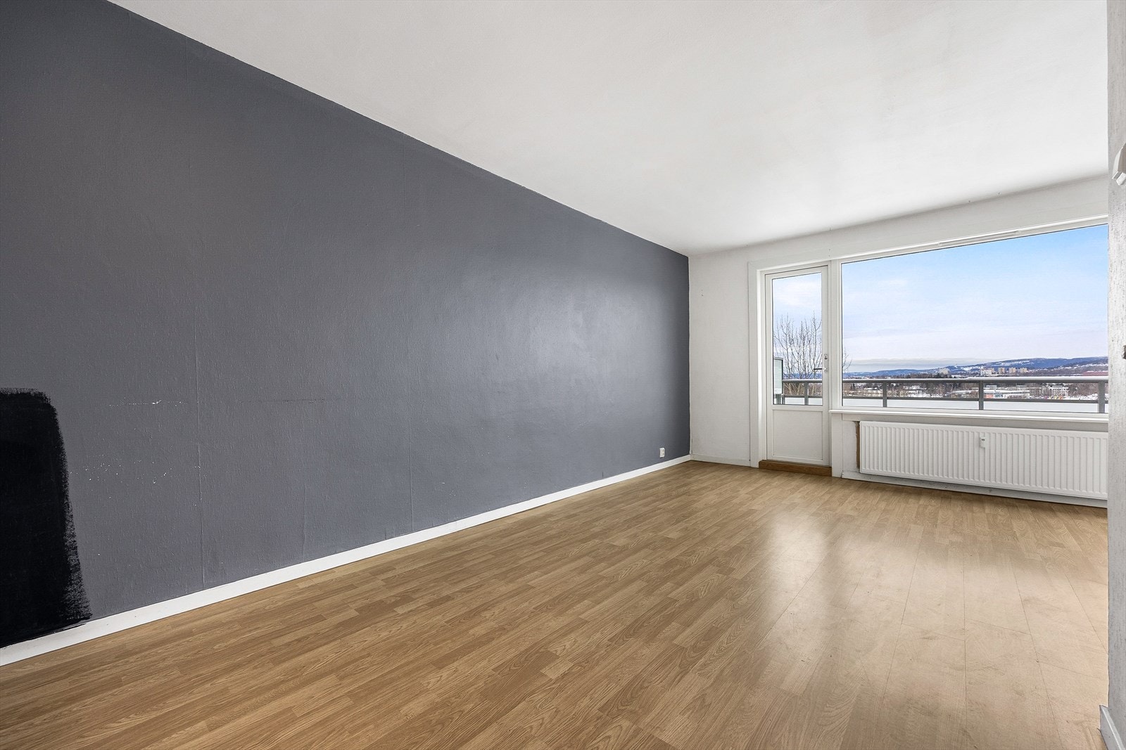 Rommet har store, rene veggflater som gir fleksibilitet for personlig innredning. Galleribilde