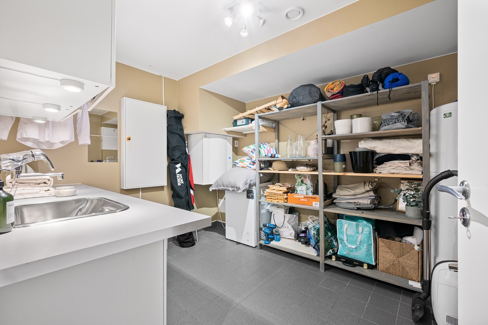 Svært praktisk vaskerom med benkeplate med nedfelt utslagsvask. Veggskap og benkeskap. Nisje for vaskemaskin/tørketrommel. Balansert ventilasjon. Tilluft via dørterskel. Varmtvannstank på 294 liter. Galleribilde