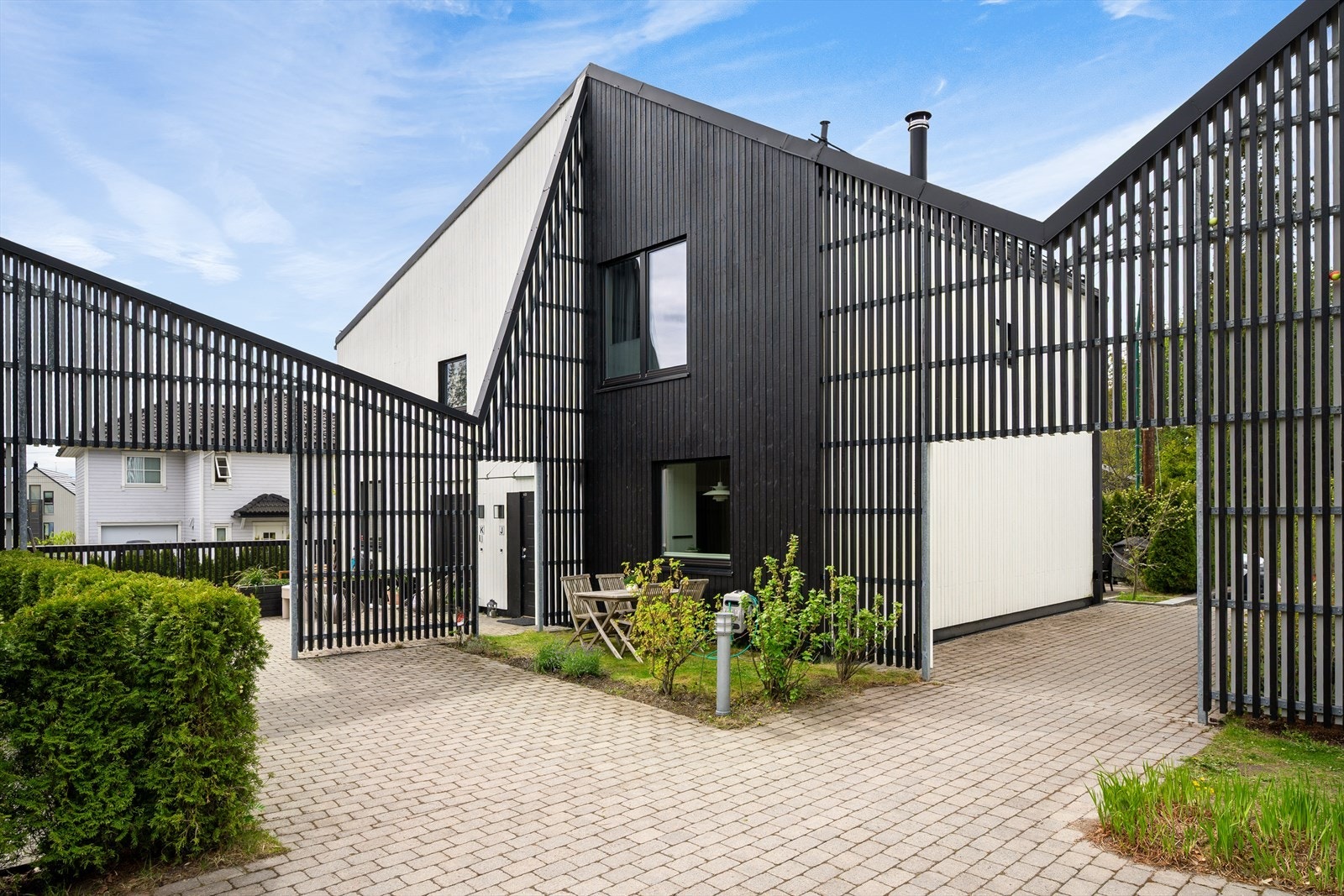 Boligen har også en egen uteplass på østsiden med morgen- og formiddagssol. Galleribilde