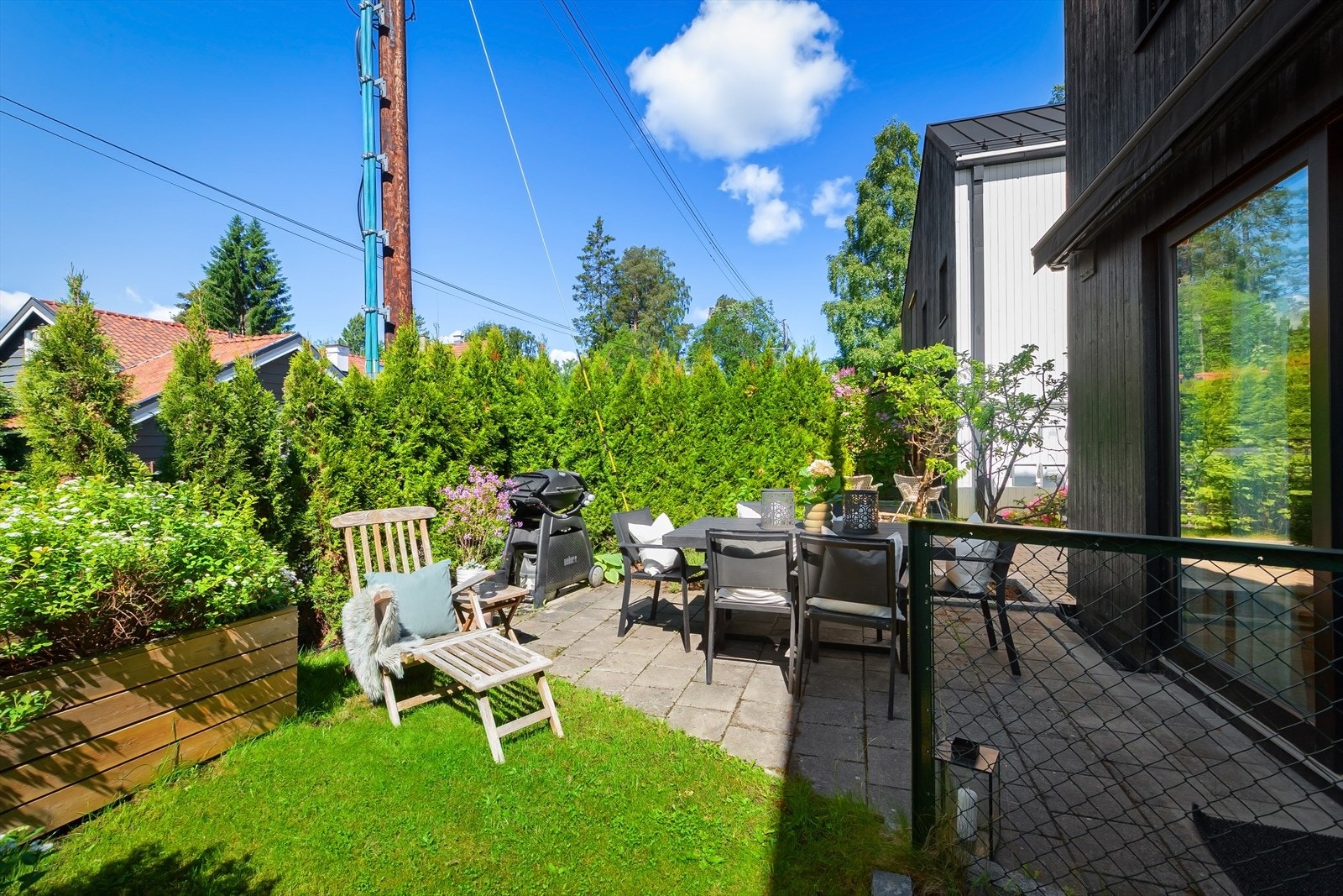 Sydvestvendt markterrasse og hageflekk med gode solforhold. Galleribilde