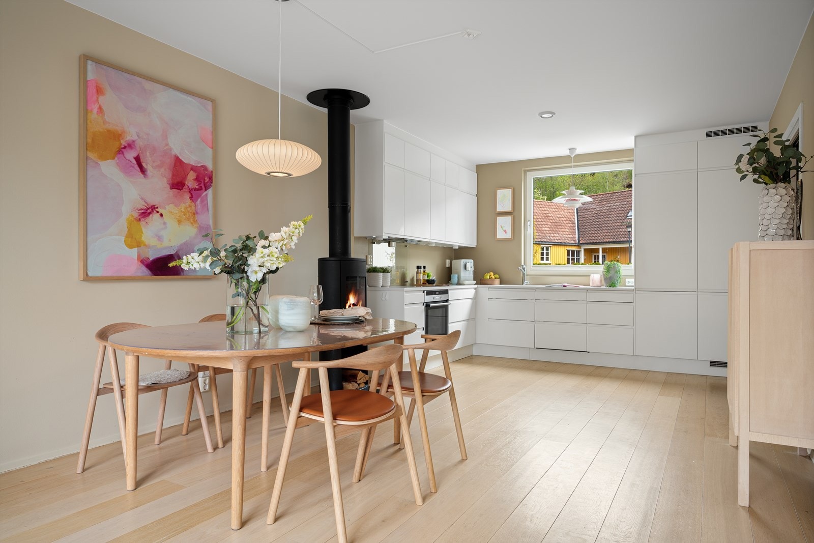 Kjøkkeninnredning fra Sigdal fra 2015 med hvite, slette fronter og benkeplate av steinkompositt. Galleribilde