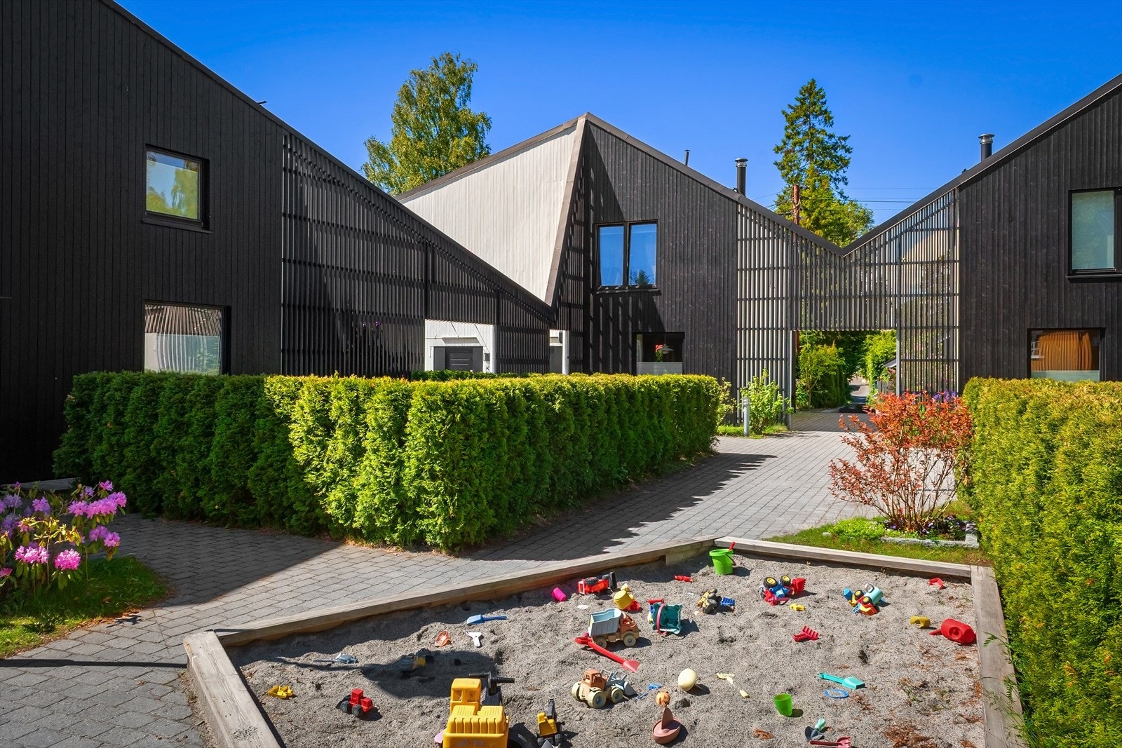 Svært barnevennlig med to lekeplasser på sameiets tomt. Galleribilde