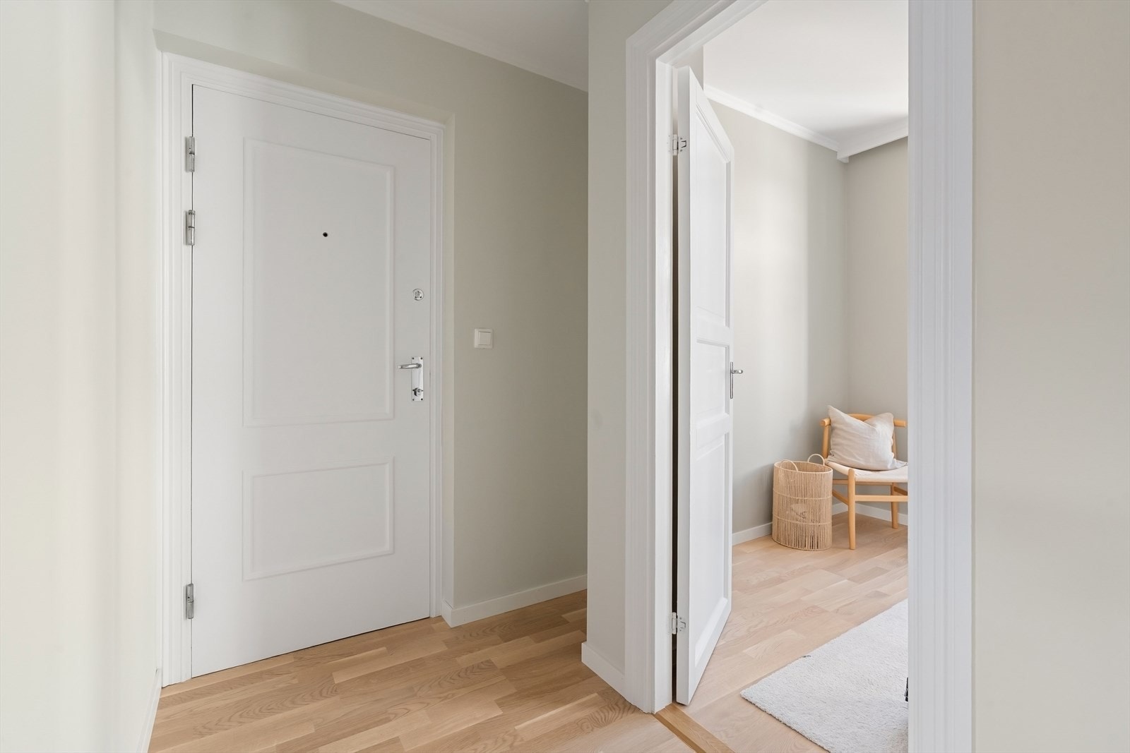 Gang med plass til å henge av seg ytterklær og sko. Galleribilde
