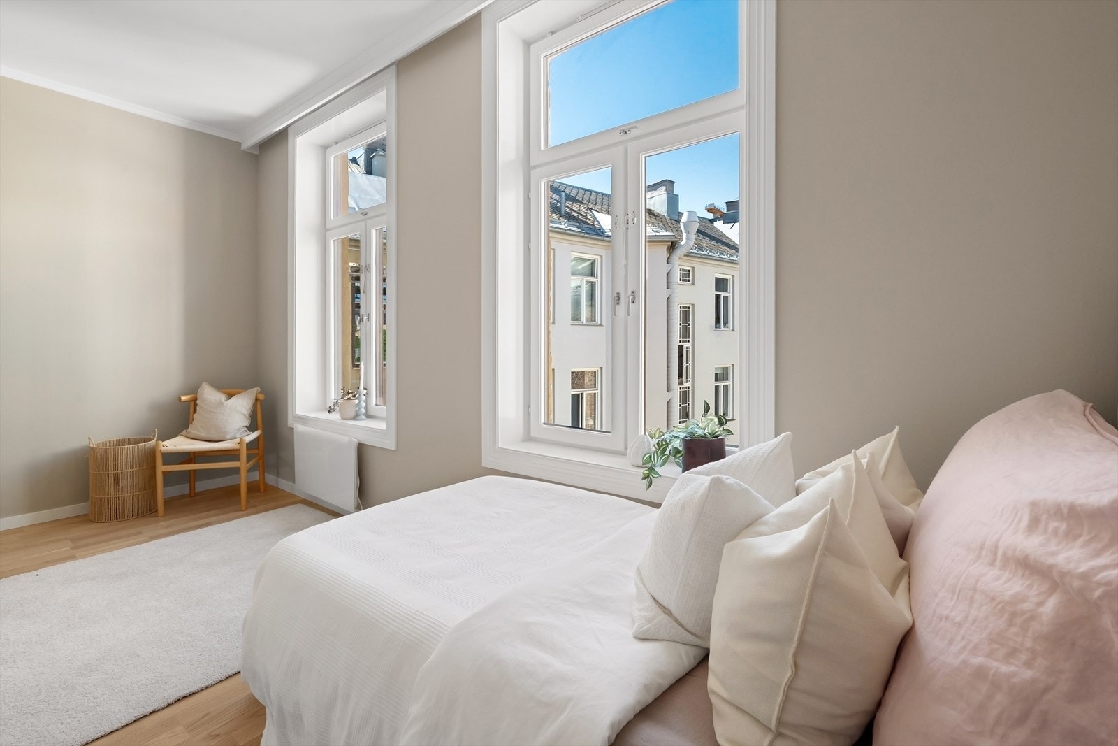Rommet vender inn mot rolig bakgård. Galleribilde